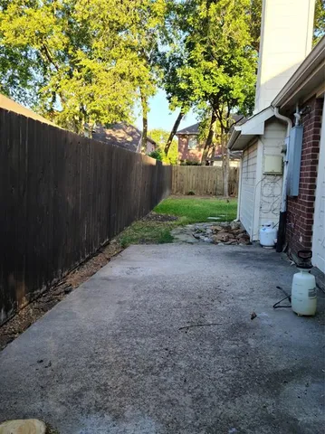 a view of a backyard