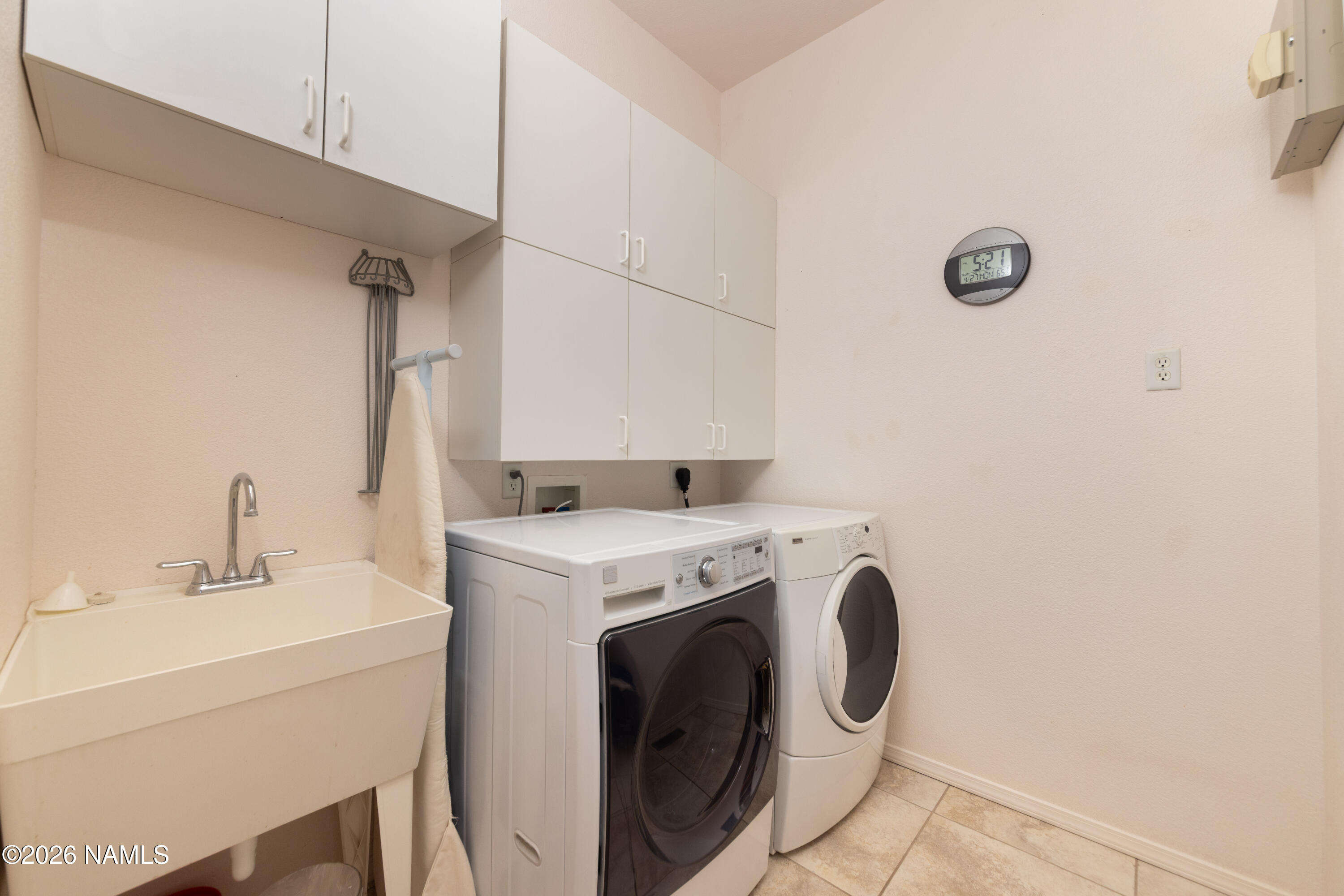 6875 Will O' Pete Road Flagstaff, AZ 86004 - Photo 14 of 43 a utility room with dryer and washer