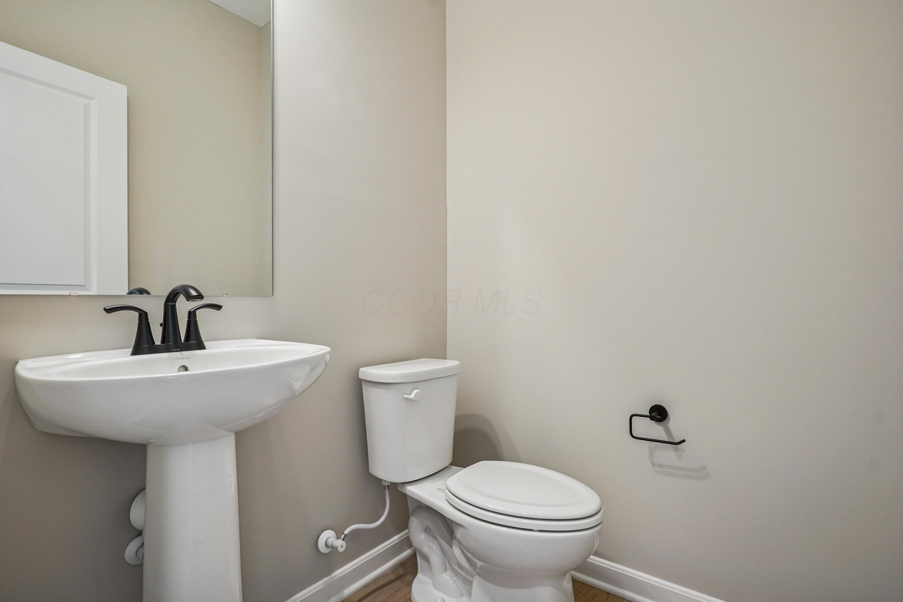 275 Olympic Loop Commercial Point, OH 43116 - Photo 7 of 51 Powder Room