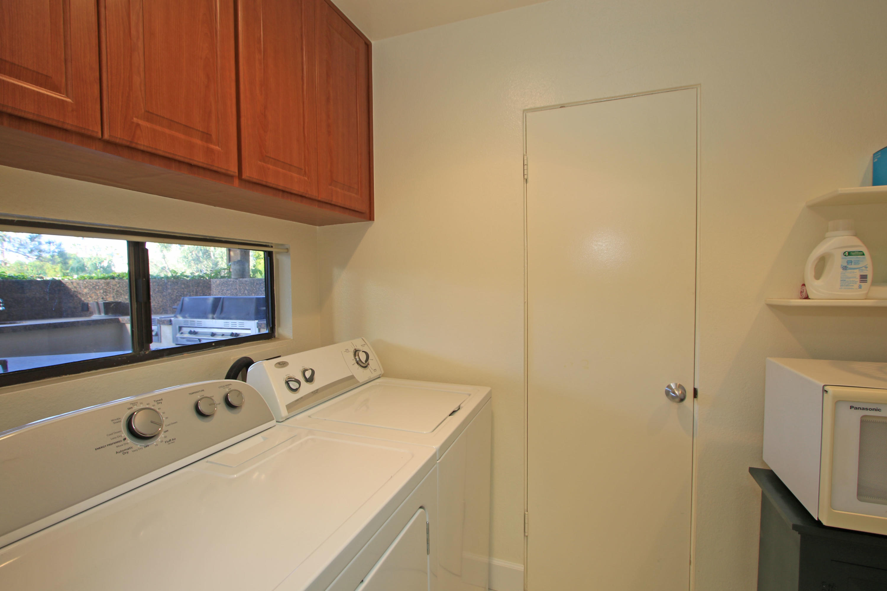 913 Inverness Drive Rancho Mirage, CA 92270 - Photo 35 of 52 a utility room with dryer and washer