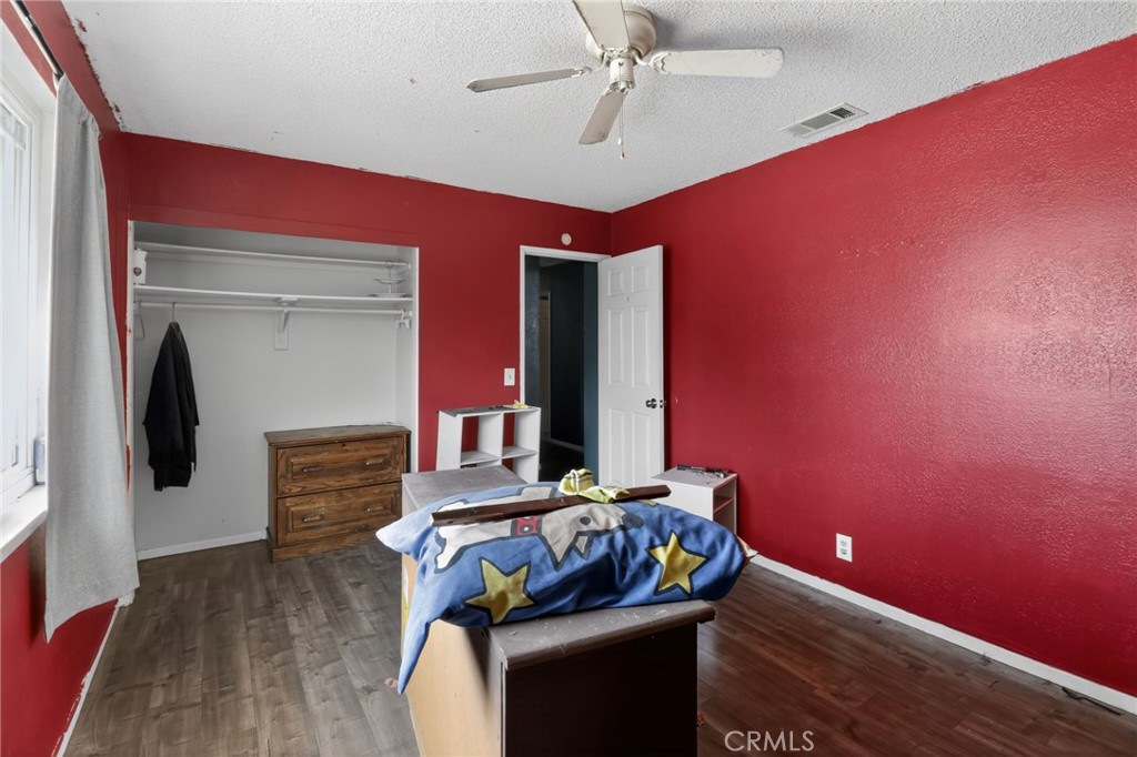 21985 Maumee Road Apple Valley, CA 92308 - Photo 20 of 30 a living room with furniture