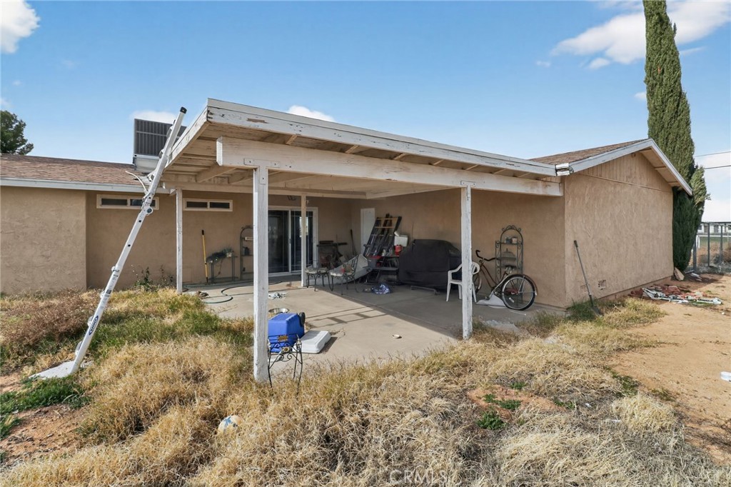 21985 Maumee Road Apple Valley, CA 92308 - Photo 7 of 30 a view of a garage