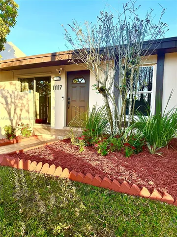 a view of a house with backyard and porch