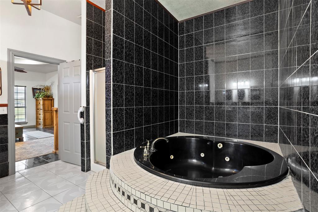 6524 Fair Road Kaufman, TX 75142 - Photo 20 of 30 a bathroom with a sink a toilet and shower
