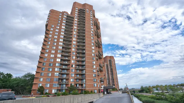 $414,900 | 720 Harmon Cove Tower, Unit 720, Secaucus, NJ 07094