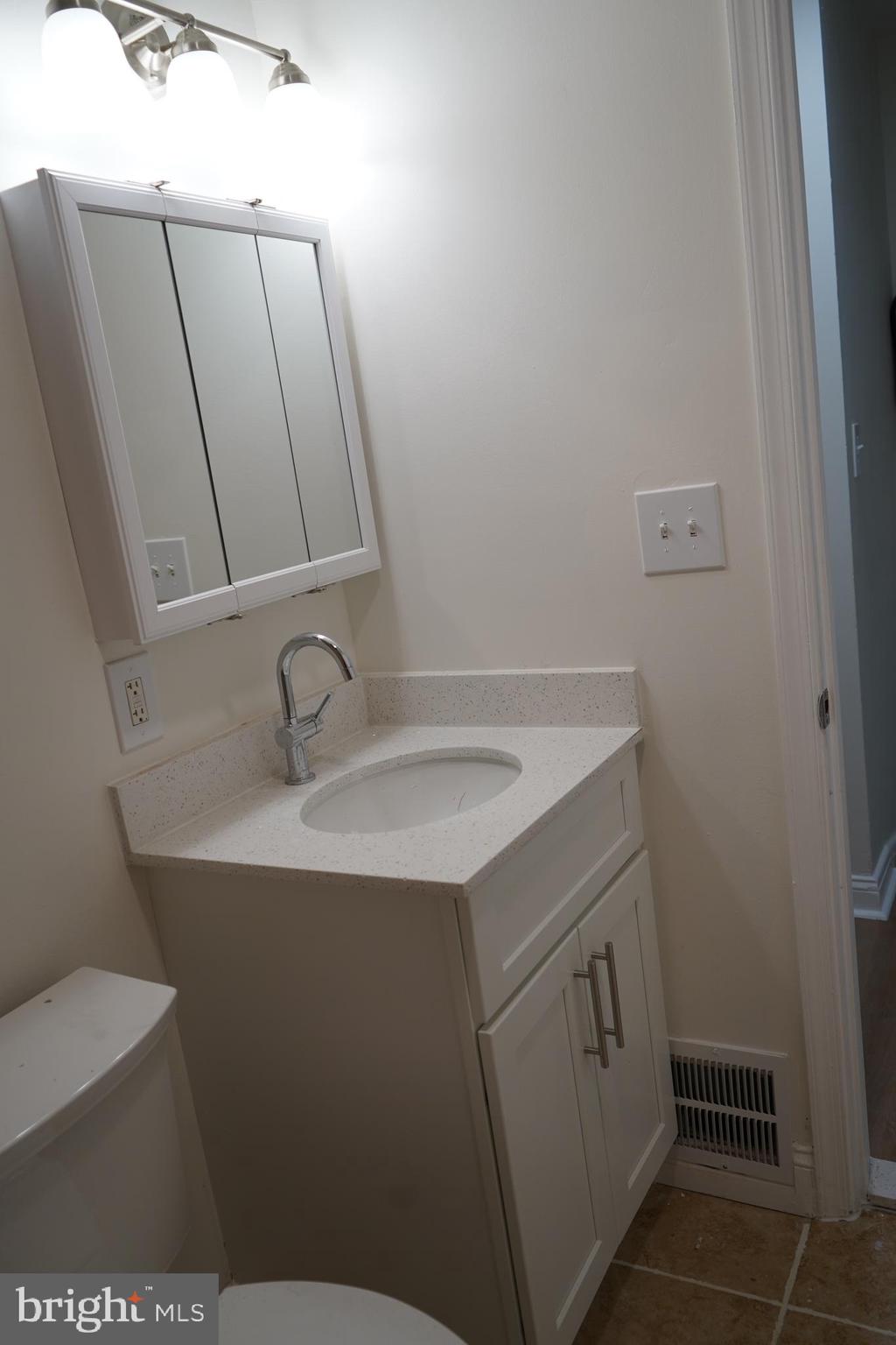 40 Upmanor Road Baltimore, MD 21229 - Photo 31 of 50 Main bathroom1