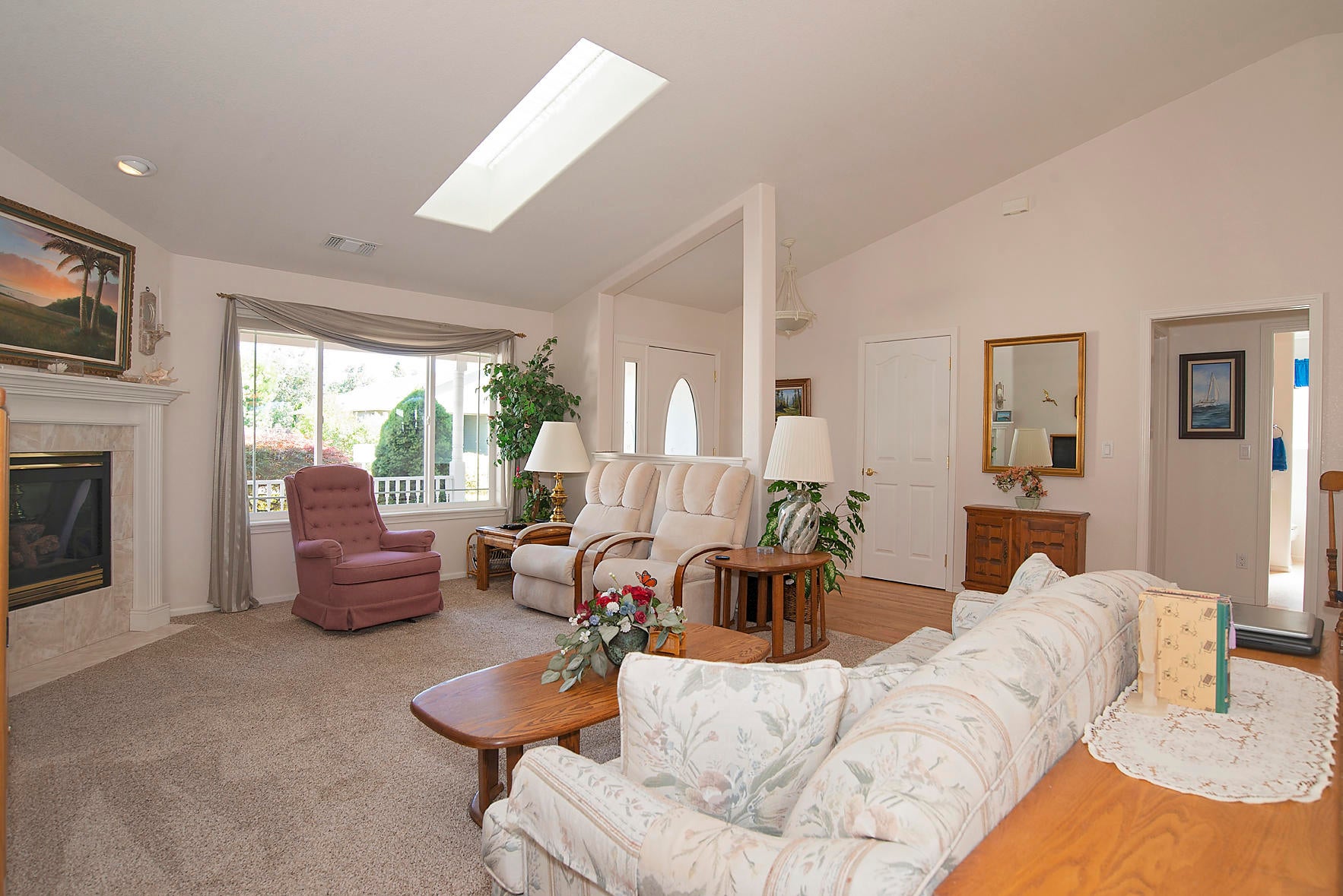 2462 Rabun Way Central Point, OR 97502 - Photo 6 of 31 Living Room facing Entry