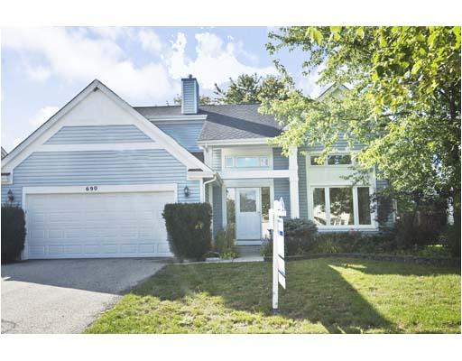 690 Greenview Lane Wheeling, IL 60090 - Photo 1 of 1 a view of a house with a yard