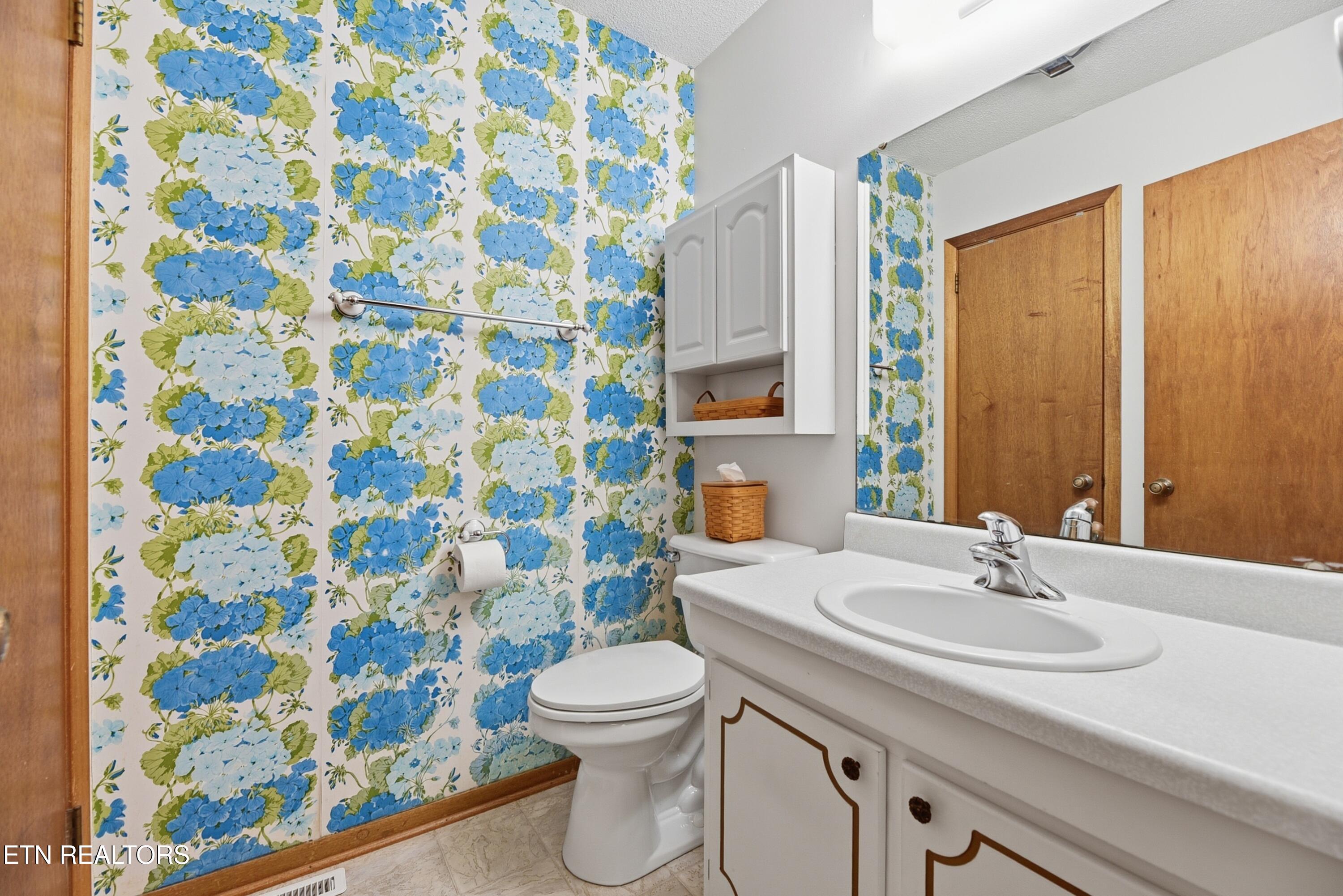221 Sherwood Road Powell, TN 37849 - Photo 19 of 40 Master 1/2 Bath