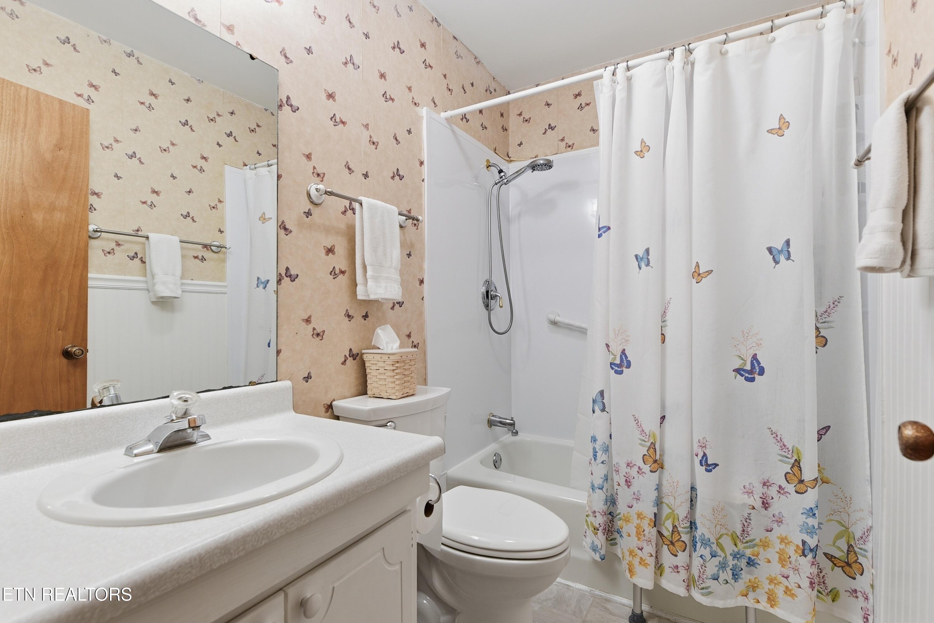221 Sherwood Road Powell, TN 37849 - Photo 24 of 40 Full Bath in Hallway