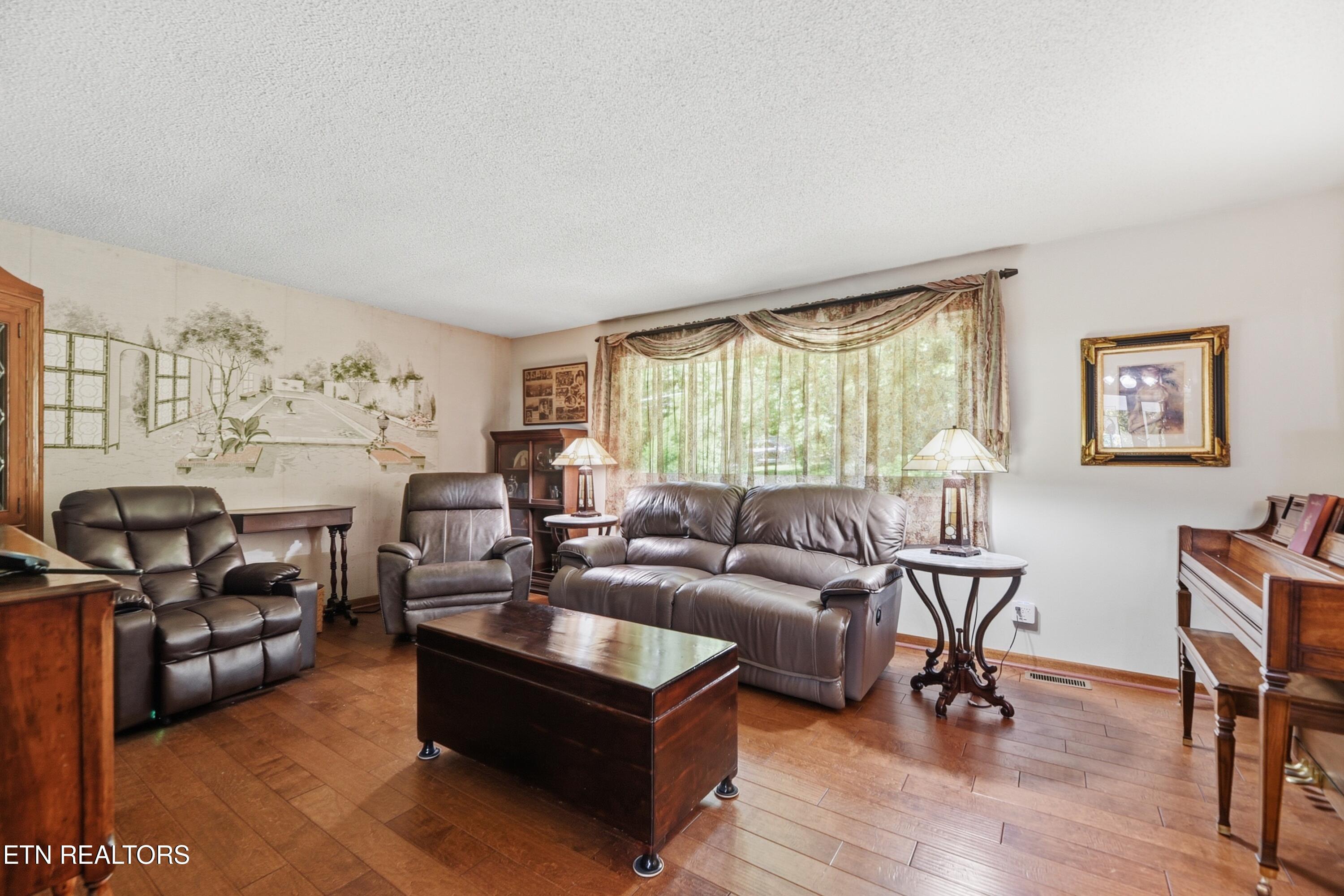221 Sherwood Road Powell, TN 37849 - Photo 6 of 40 Family Room