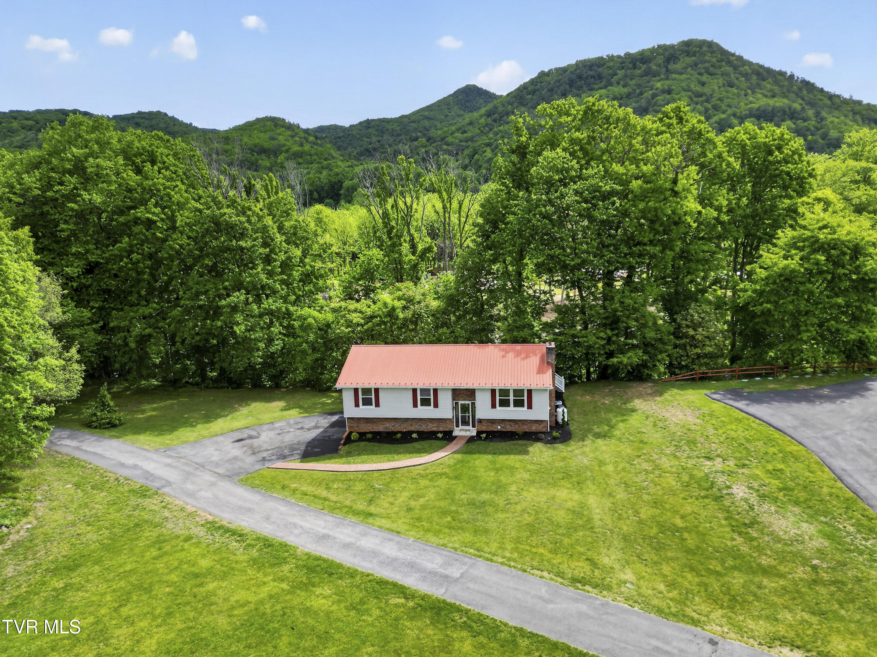 142 Backer Lane Damascus, VA 24236 - Photo 7 of 67 142-Backer-Ln-Damascus-VA Cynthia-Routon
