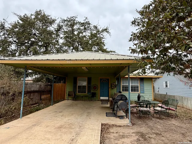 $199,000 | 905 Peach Street, Jourdanton, TX 78026