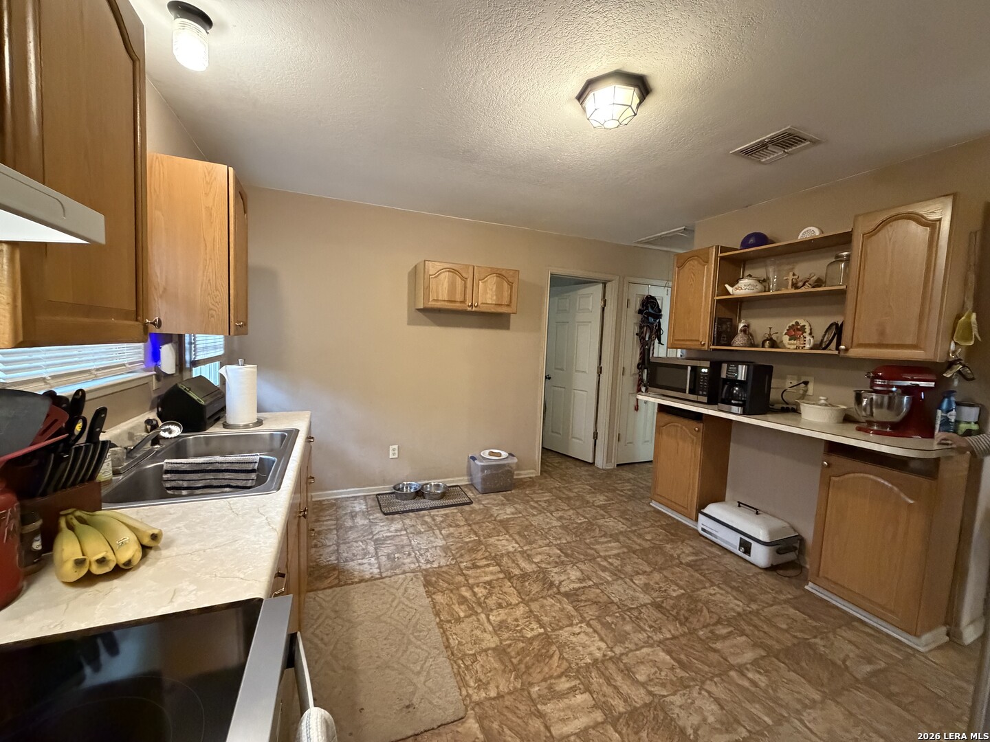 905 Peach Street Jourdanton, TX 78026 - Photo 8 of 20