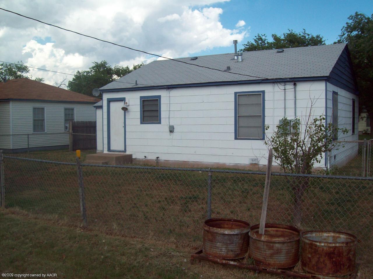 4124 Cline Road Amarillo, TX 79110 - Photo 3 of 10 a backyard of a house with potted plants