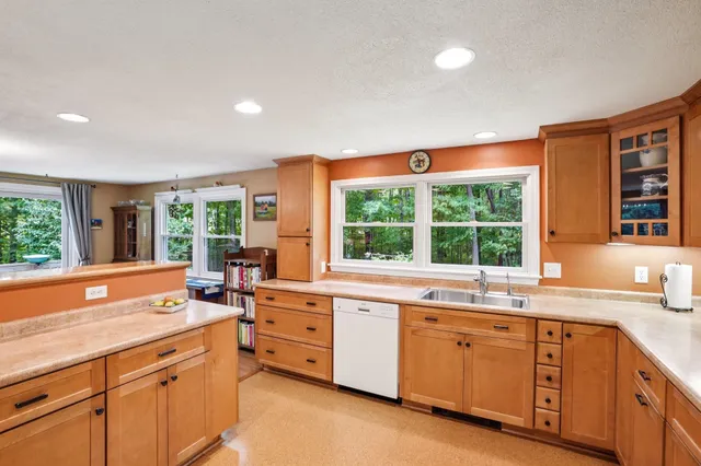 $595,000 | 29 Academy Avenue, Atkinson, NH 03811