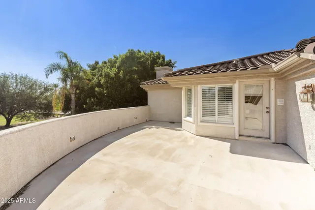 a view of an entryway with a livingroom