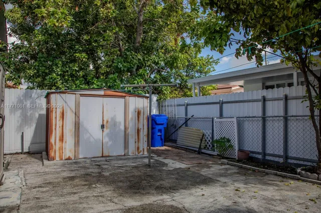a view of a backyard