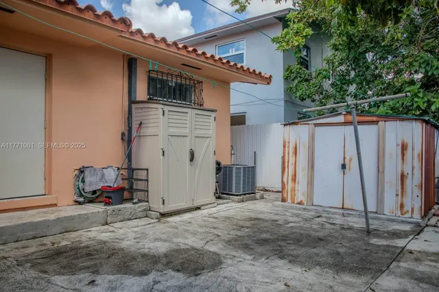 a view of a house with backyard