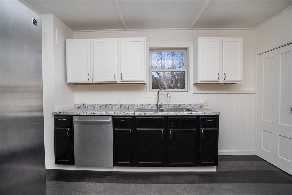 224 Elm Street Amesbury, MA 01913 - Photo 4 of 34