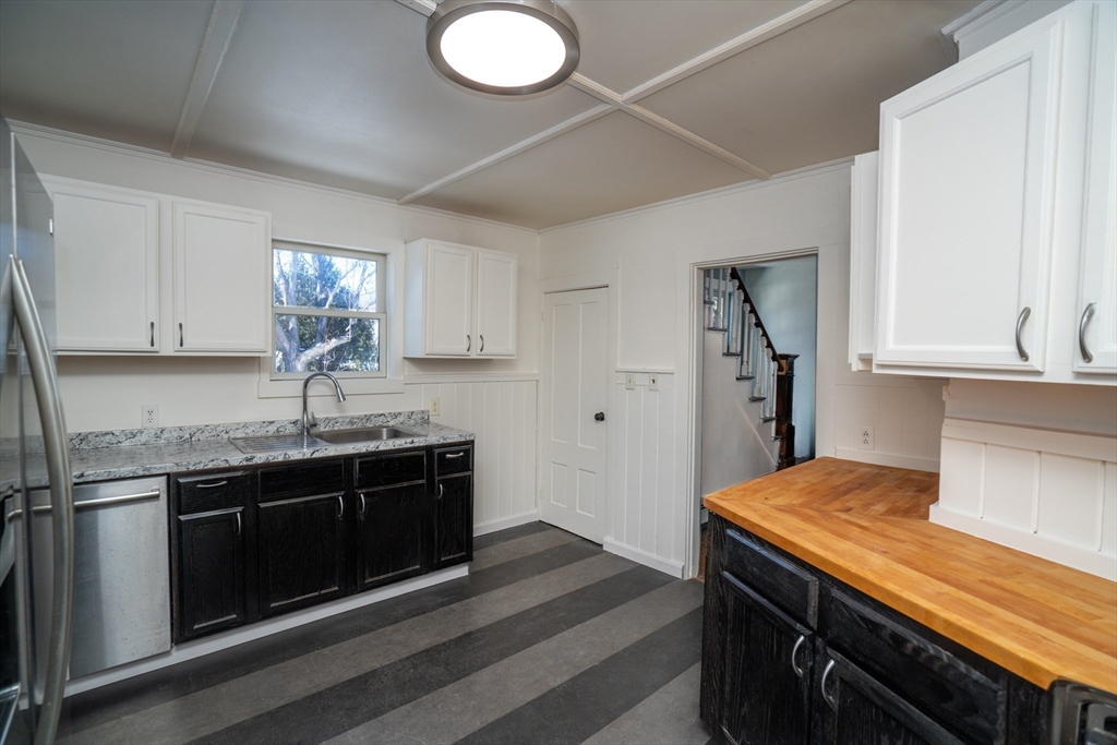 224 Elm Street Amesbury, MA 01913 - Photo 5 of 34