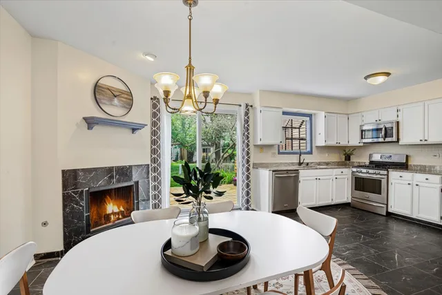 $284,900 | 27W229 Providence Lane, Winfield, IL 60190