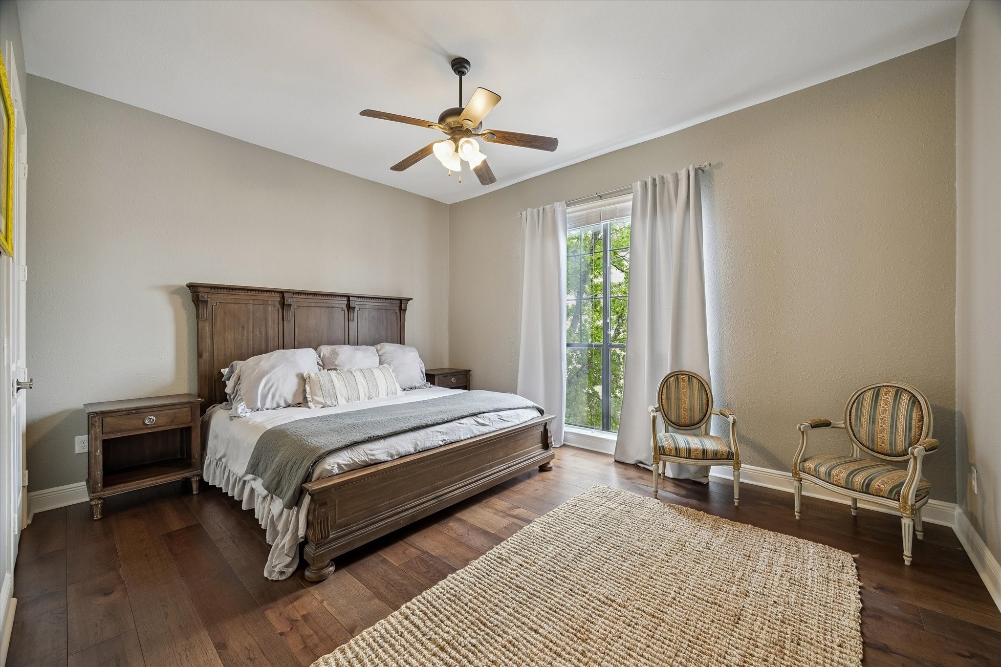 2120 Kipling Street, Unit 304 Houston, TX 77098 - Photo 17 of 24 The guest bedroom offers comfortable accommodations with ample storage and easy access to its own ensuite bath. Whether used for guests, family, or additional workspace, the room offers flexibility for a variety of lifestyles.