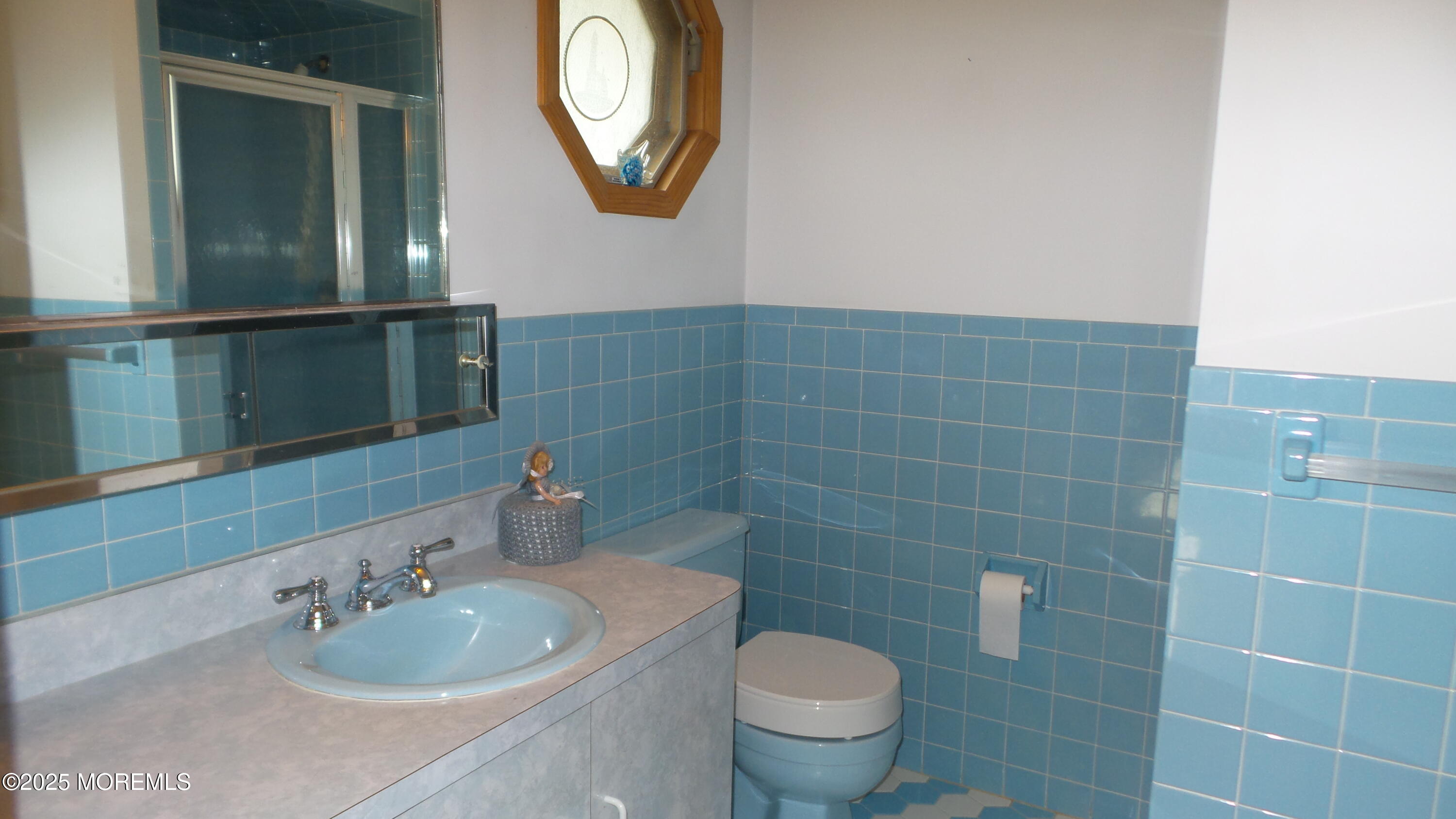 186 Cherry Quay Road Brick, NJ 08723 - Photo 14 of 20 a bathroom with a sink and a mirror