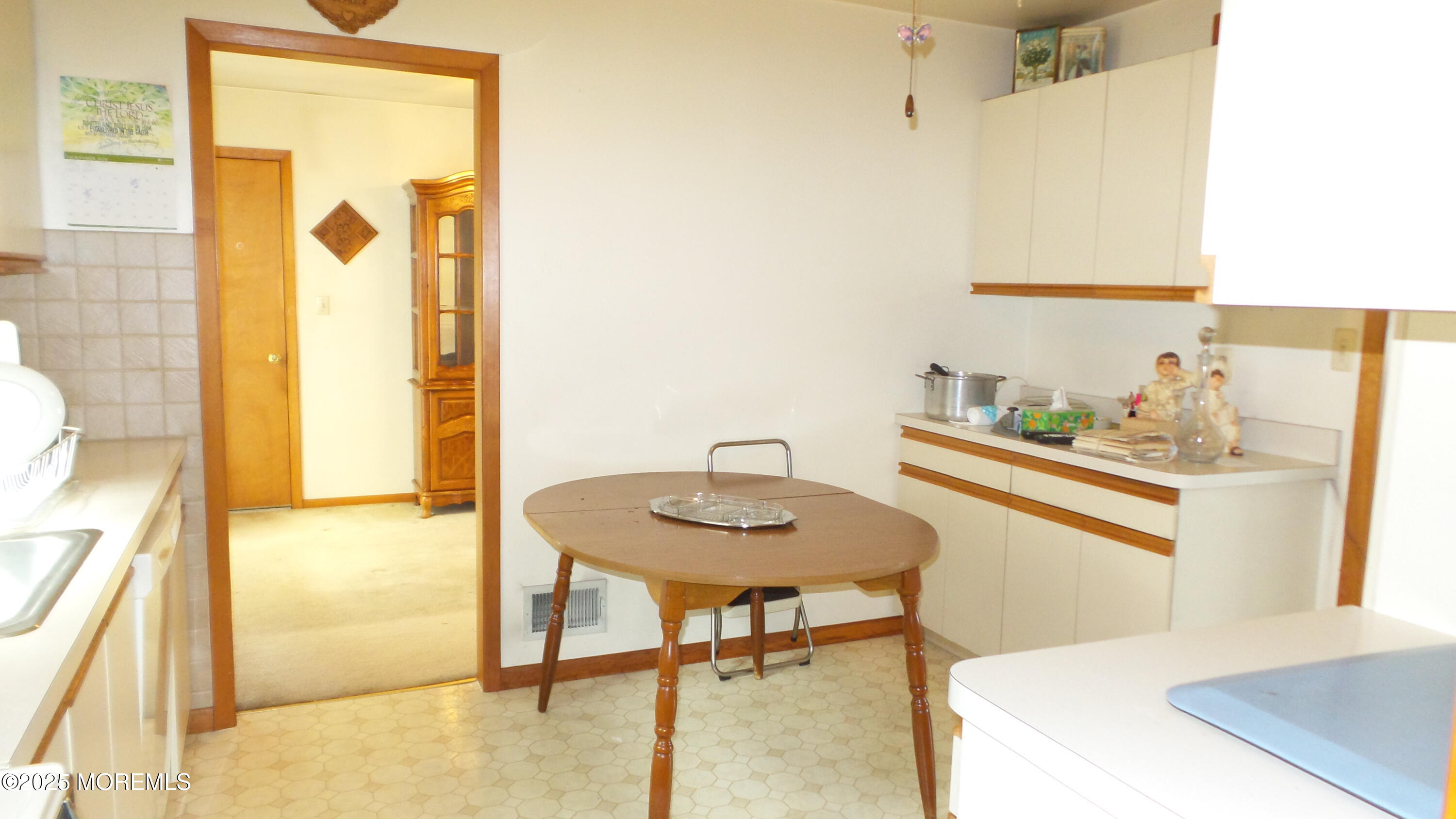 186 Cherry Quay Road Brick, NJ 08723 - Photo 4 of 20 a dining room with a table and chairs