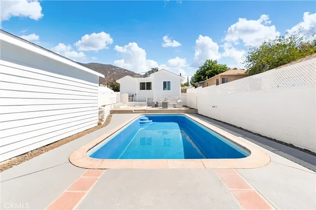 $899,000 | 10621 Helendale Avenue, Tujunga, CA 91042