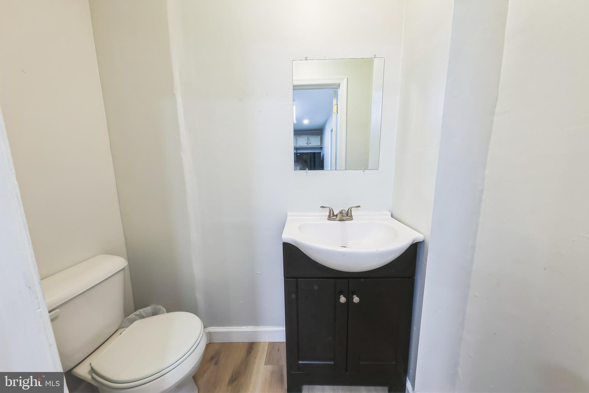 852 Hasting Court Newark, DE 19702 - Photo 11 of 29 a bathroom with a sink toilet and mirror