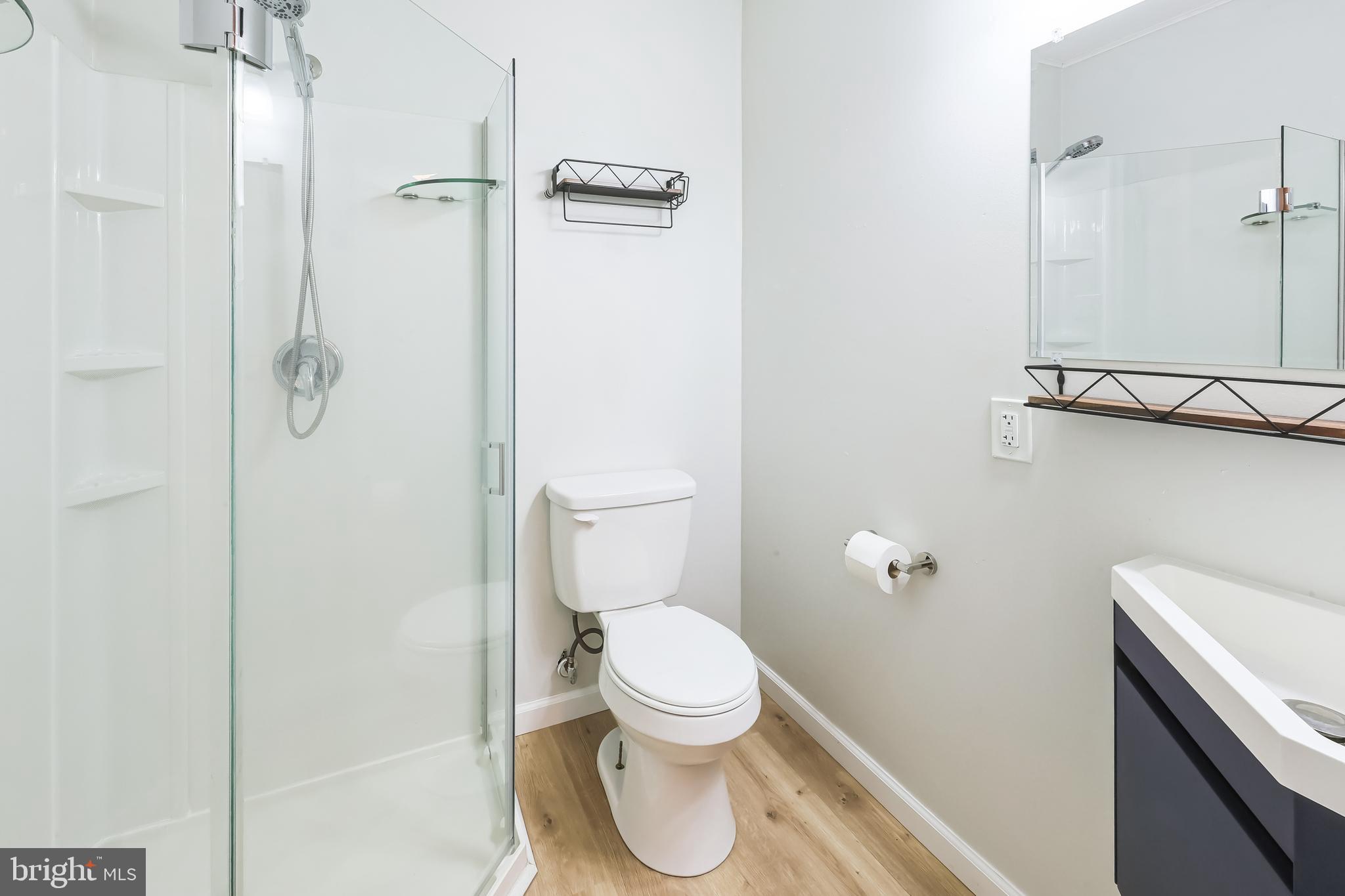 852 Hasting Court Newark, DE 19702 - Photo 21 of 29 a bathroom with a toilet and a shower