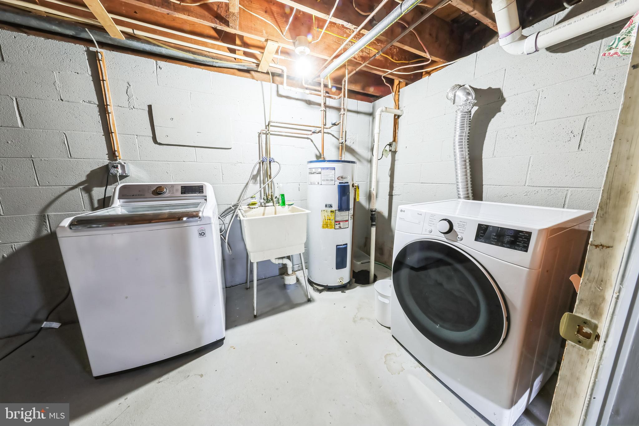 852 Hasting Court Newark, DE 19702 - Photo 26 of 29 a utility room with dryer and washer