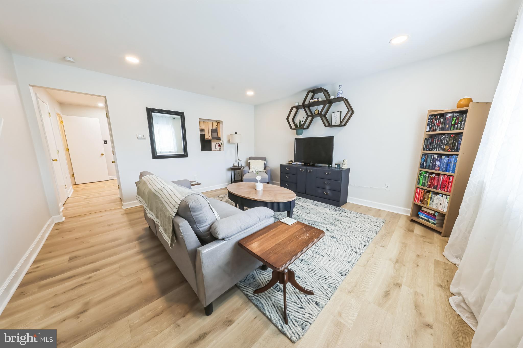 852 Hasting Court Newark, DE 19702 - Photo 5 of 29 a living room with furniture and a table