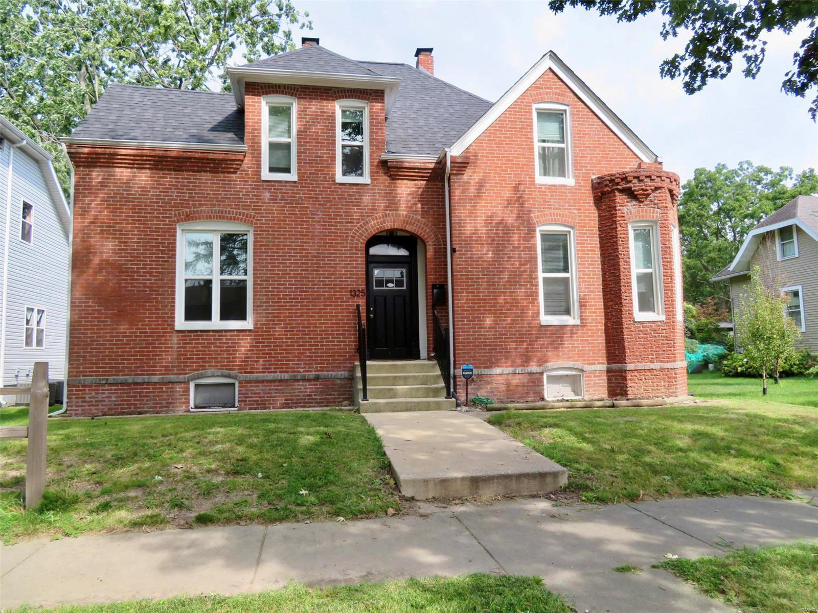 1325 Pine Street Highland, IL 62249 - Photo 1 of 33