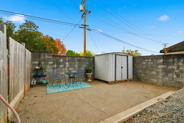 a view of a backyard