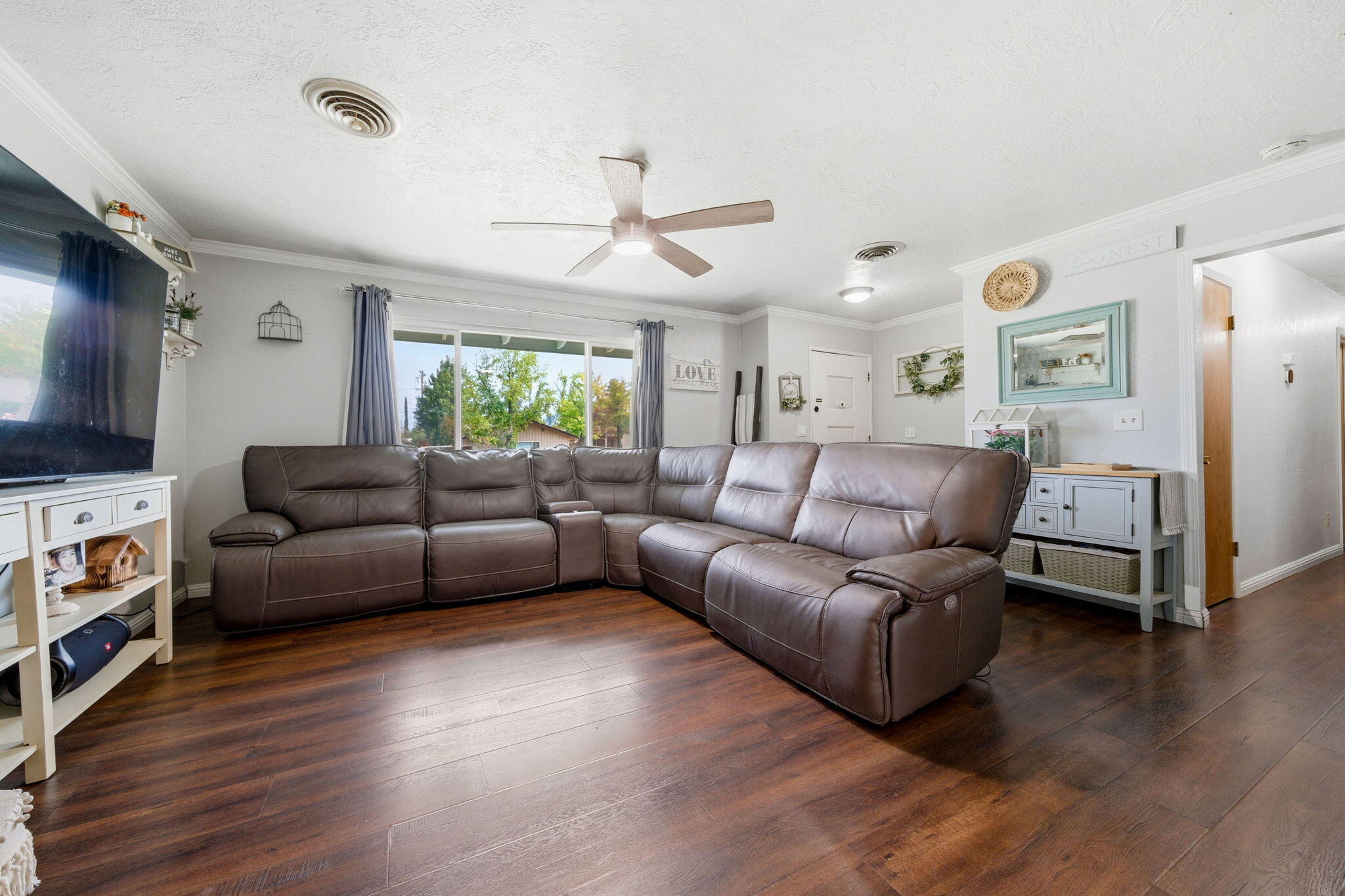 830 Middle Street Redding, CA 96003 - Photo 5 of 45 5-web-or-mls-IMG-05