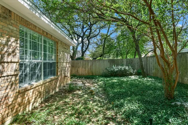 a view of a backyard