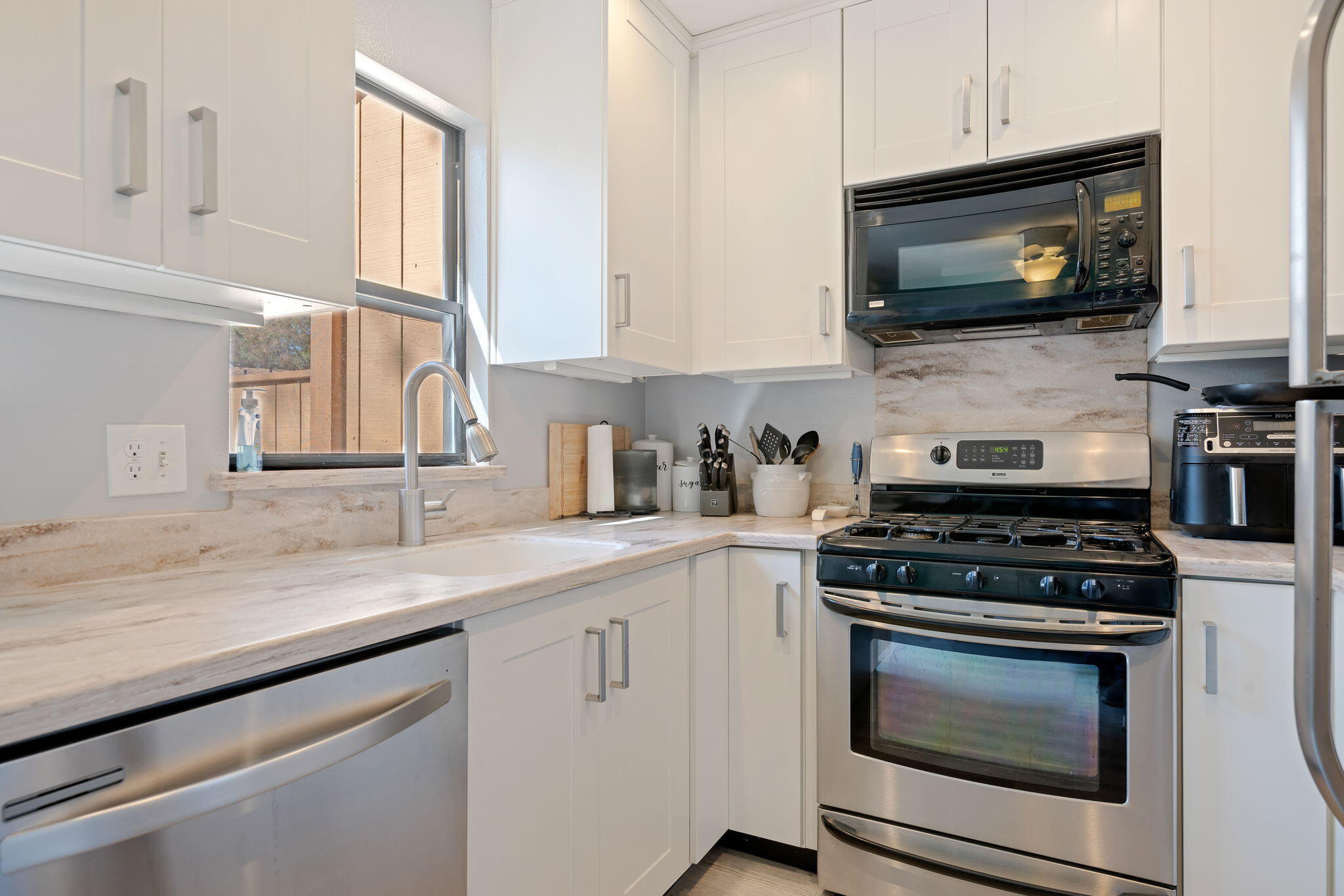 5290 Overpass Road, Unit 21 Santa Barbara, CA 93111 - Photo 9 of 21 10-Kitchen