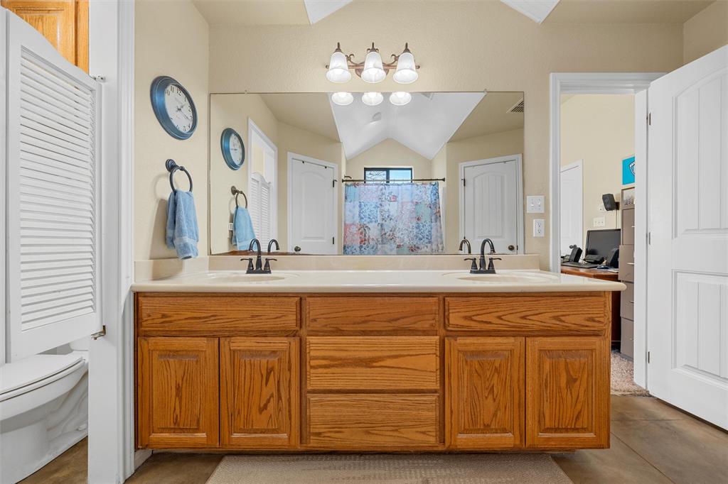 900 Elizabeth Drive Robinson, TX 76706 - Photo 15 of 35 a bathroom with a double vanity sink and a mirror