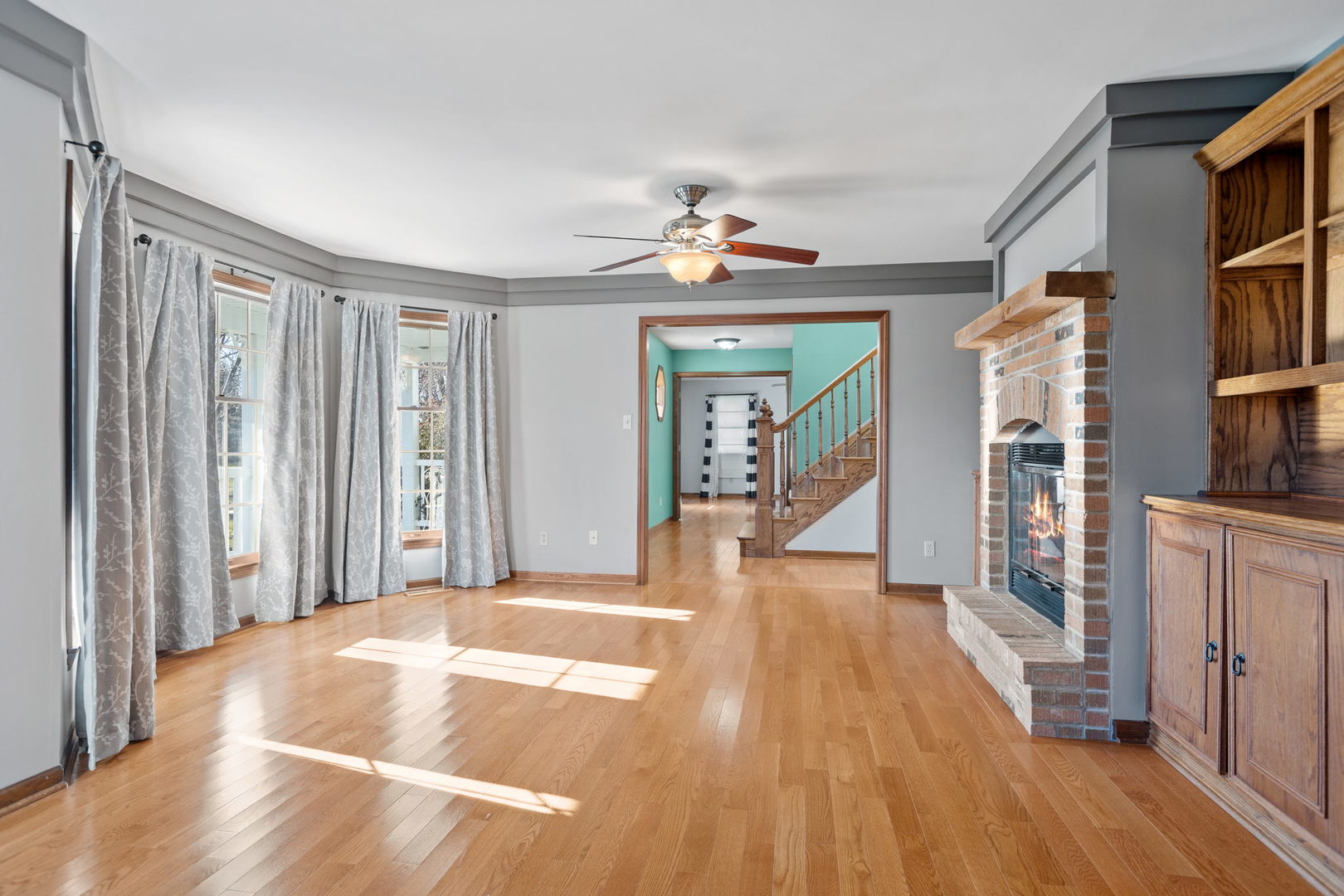 360 East Southmor Road Morris, IL 60450 - Photo 5 of 36 a view of a livingroom with wooden floor and a kitchen space
