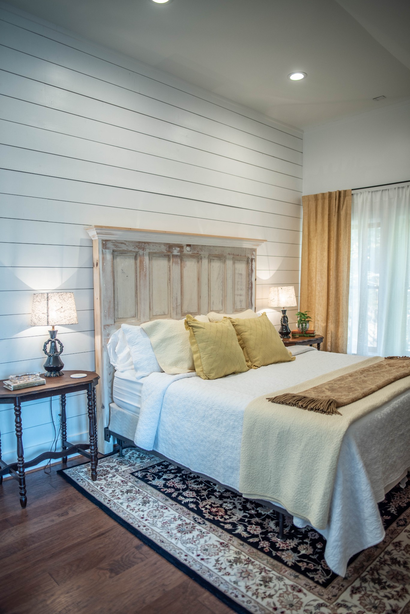 8898 Faix Road Byrdstown, TN 38549 - Photo 42 of 45 a bed room with a bed and a lamp