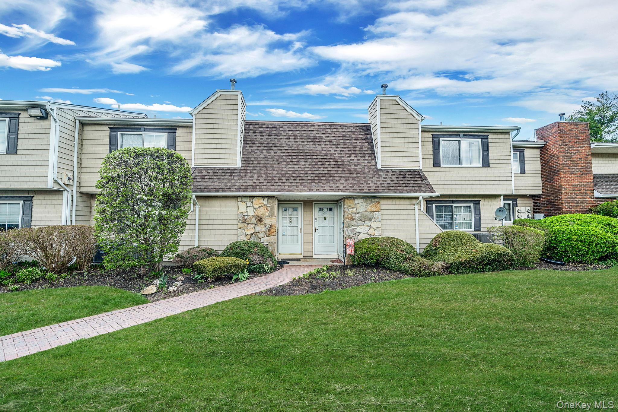 201 Lake Pointe Circle, Unit 201 Middle Island, NY 11953 - Photo 2 of 19