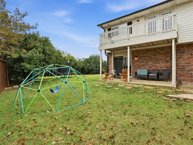 a view of a house with backyard