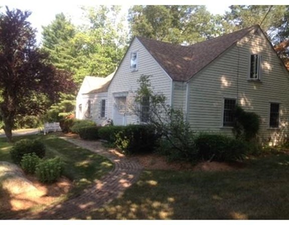 6 McGregory Road Sturbridge, MA 01566 - Photo 2 of 27 a view of a house with a yard