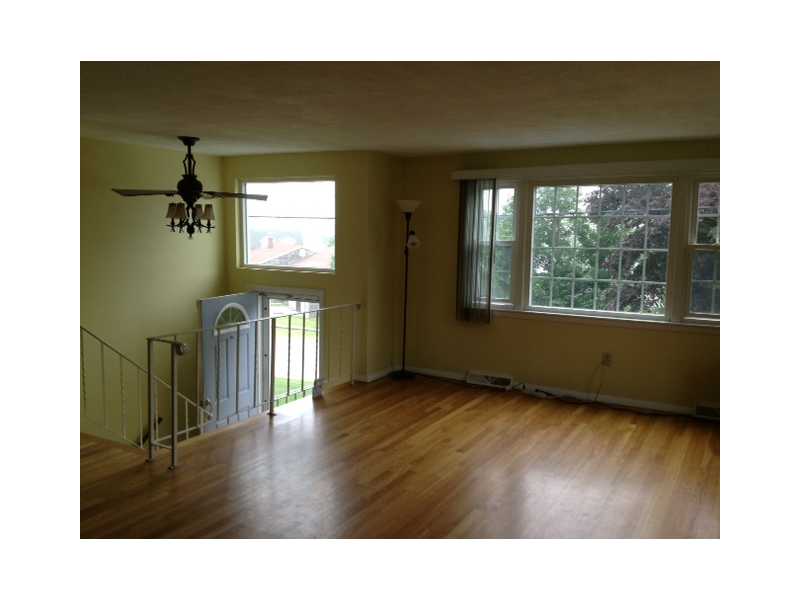 21 Harbor View Road Portsmouth, RI 02871 - Photo 16 of 18 Living Room.