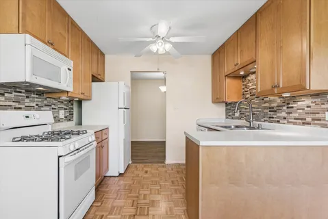$275,000 | 826 Thornton Court, Unit 2AL, Schaumburg, IL 60193
