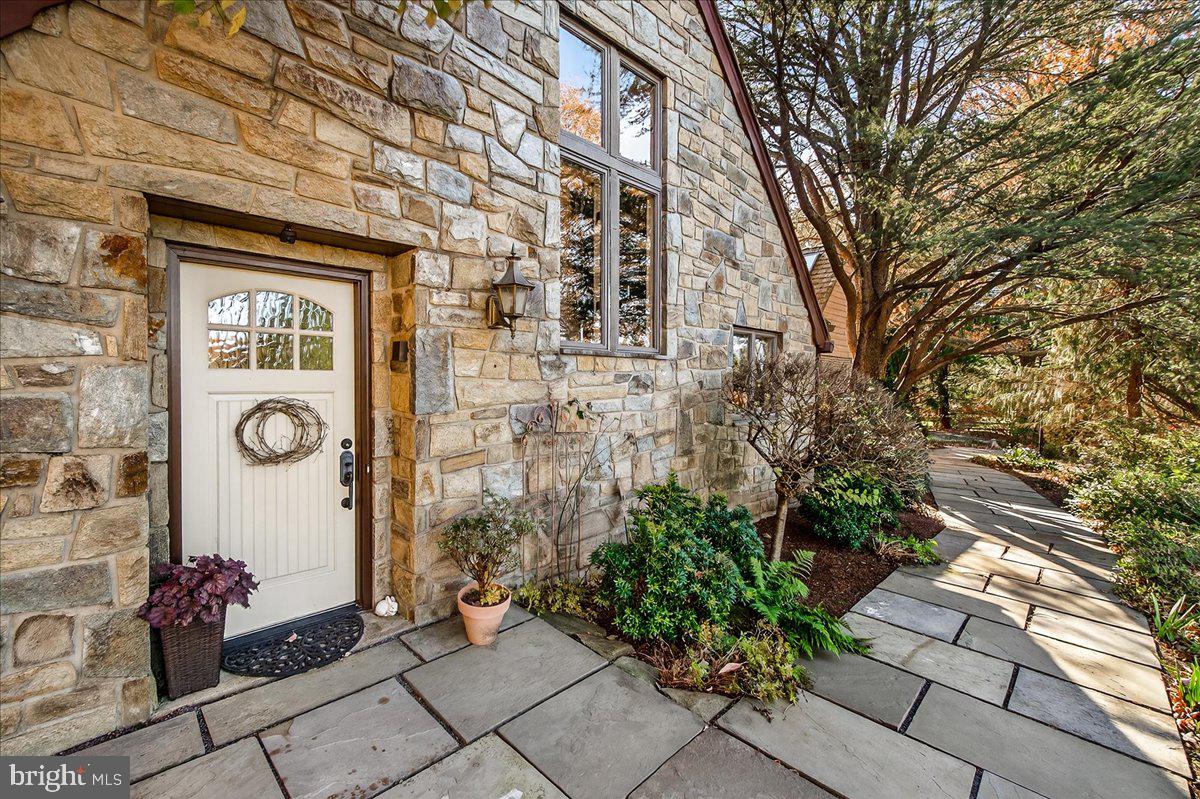 "Holly Hill"  Cotswold Cottage- Style Entry