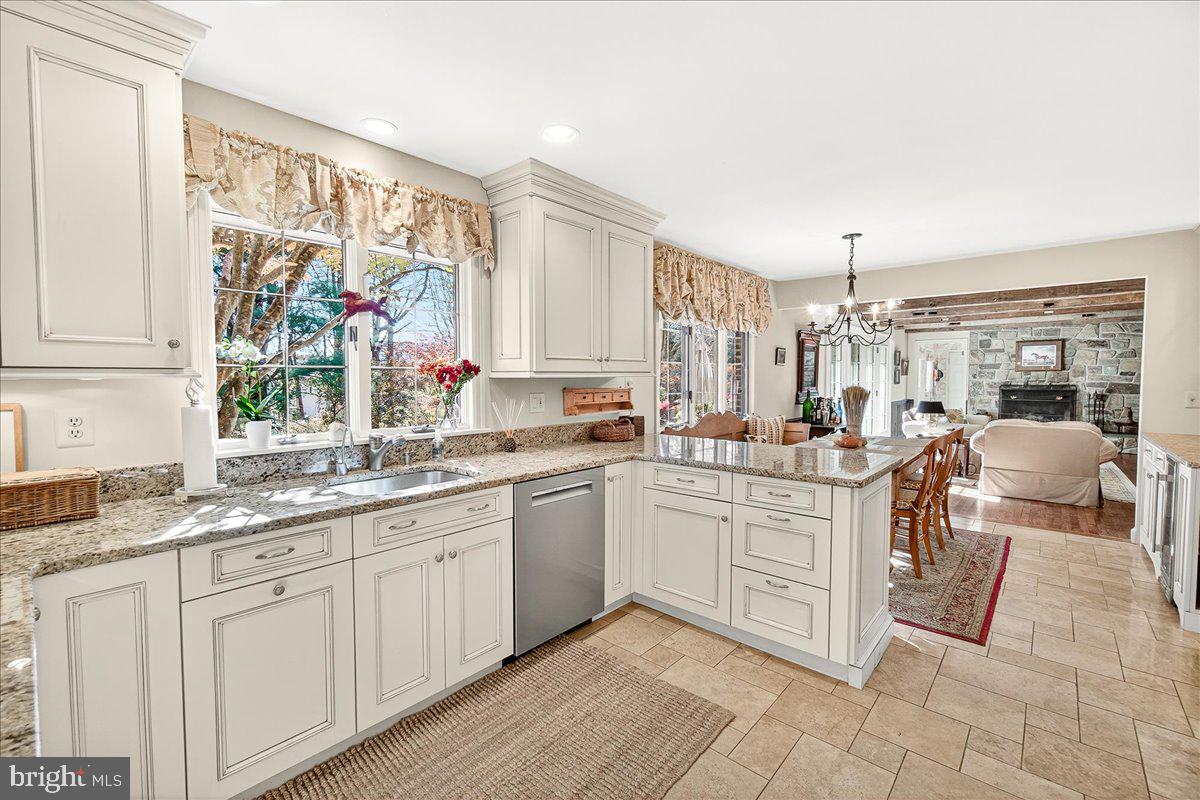 6400 Griffith Road Gaithersburg, MD 20882 - Photo 25 of 70 Kitchen Open to Great Room
