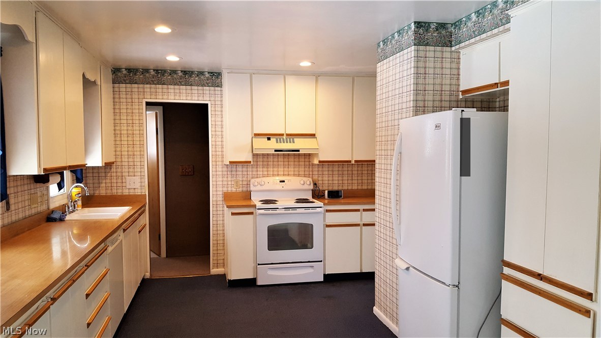 6423 Hamden Road Parma Heights, OH 44130 - Photo 4 of 23